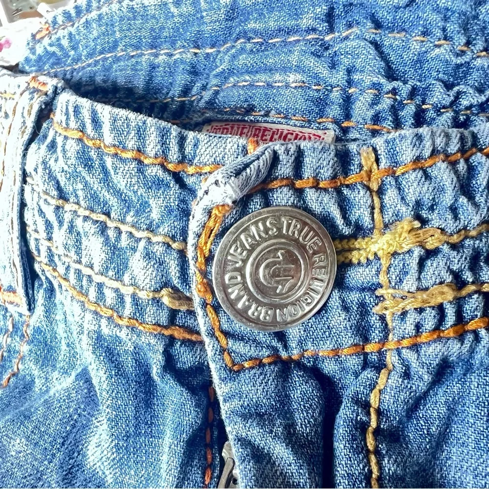 True Religion cargo crop big T size 27 shorts long